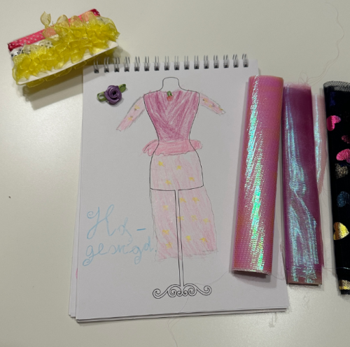 Итоги конкурса детских рисунков «Юный модельер 2.0» фото