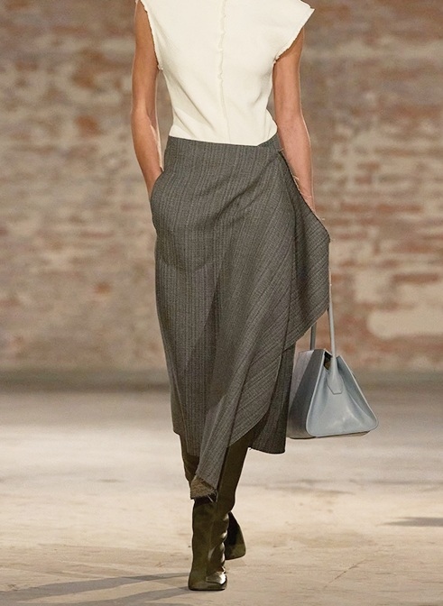 Трендовая юбка 2026: асимметрия и драпировка фото