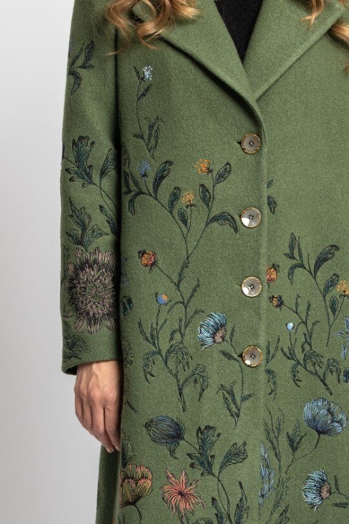 Вышивка на верхней одежде фото