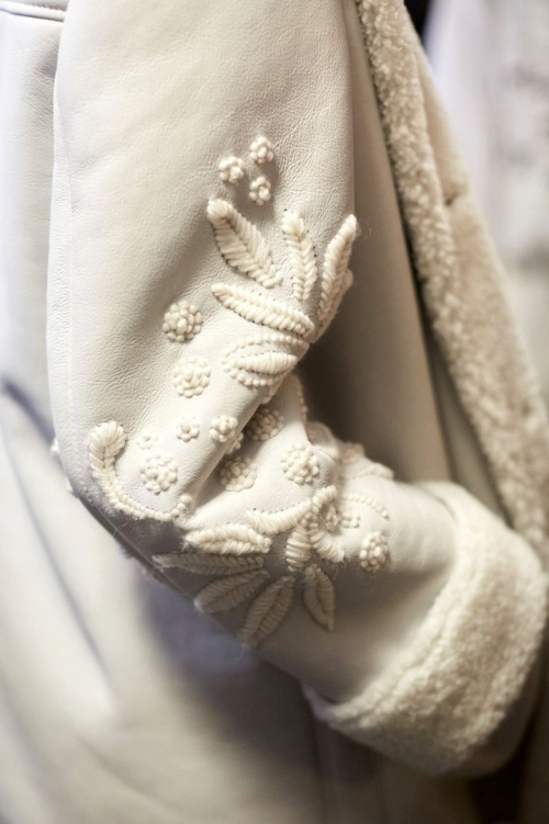 Вышивка на верхней одежде фото