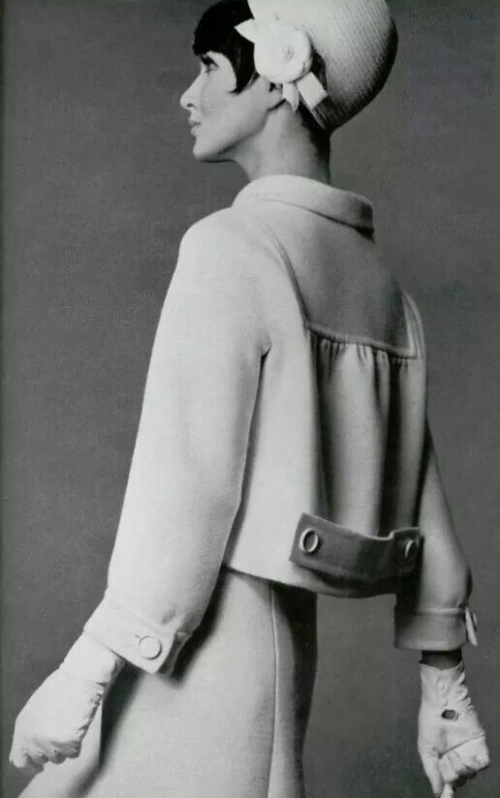 Эволюция поясного хлястика: от функции к акценту фото