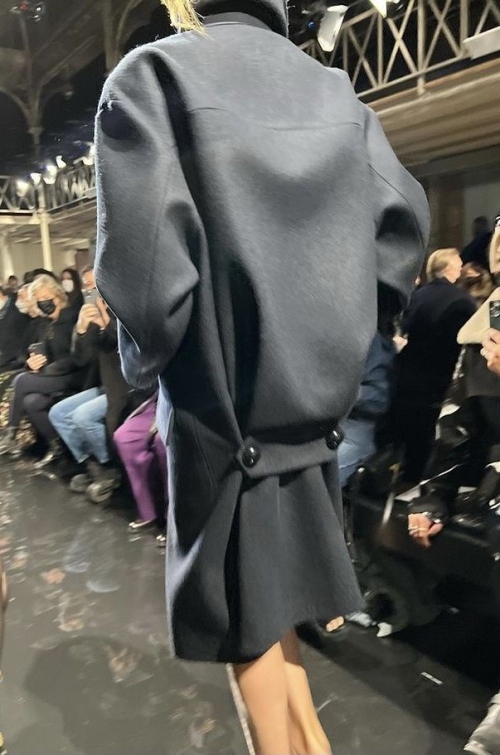 Эволюция поясного хлястика: от функции к акценту фото