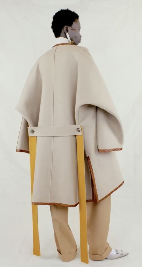 Эволюция поясного хлястика: от функции к акценту фото