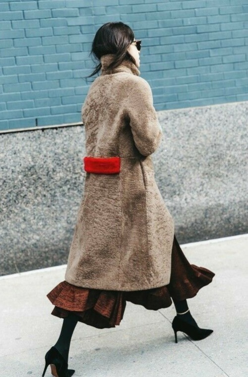 Эволюция поясного хлястика: от функции к акценту фото