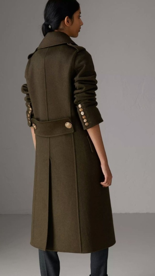 Эволюция поясного хлястика: от функции к акценту фото