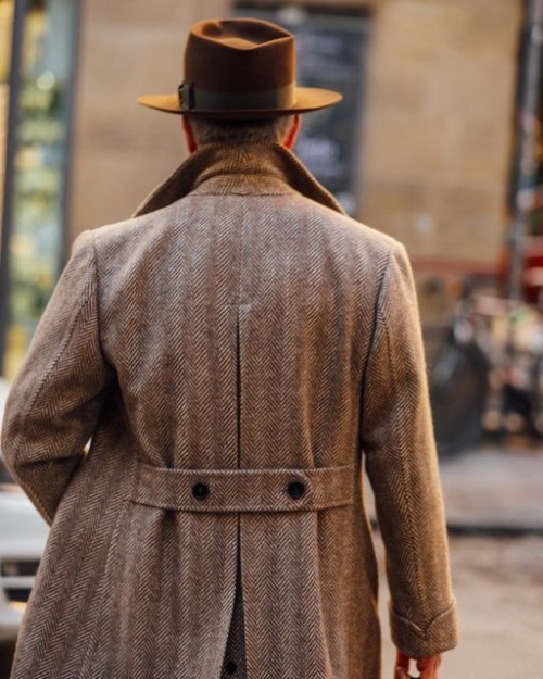 Эволюция поясного хлястика: от функции к акценту фото