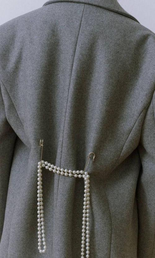 Эволюция поясного хлястика: от функции к акценту фото