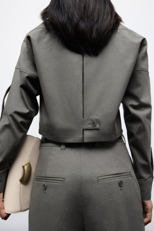 Эволюция поясного хлястика: от функции к акценту фото