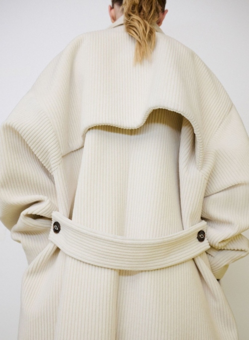 Эволюция поясного хлястика: от функции к акценту фото