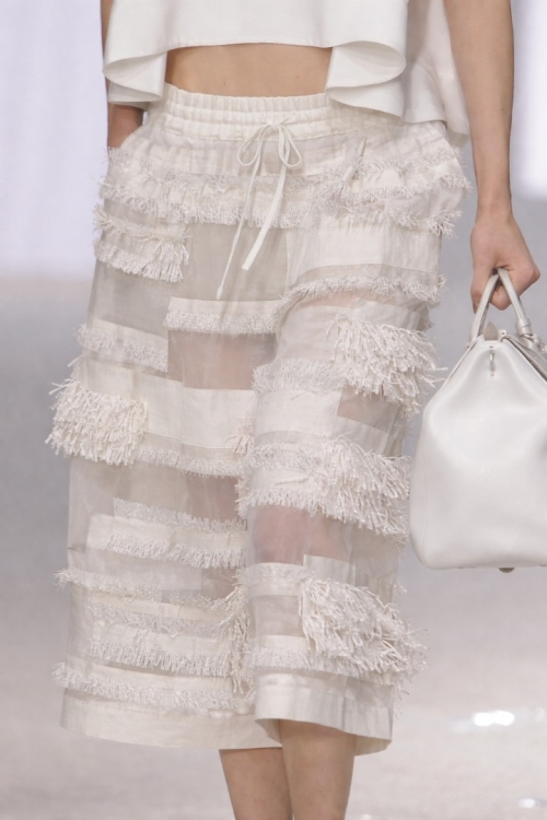 Цвет или материал? Два подхода к сложным сочетаниям в одежде фото