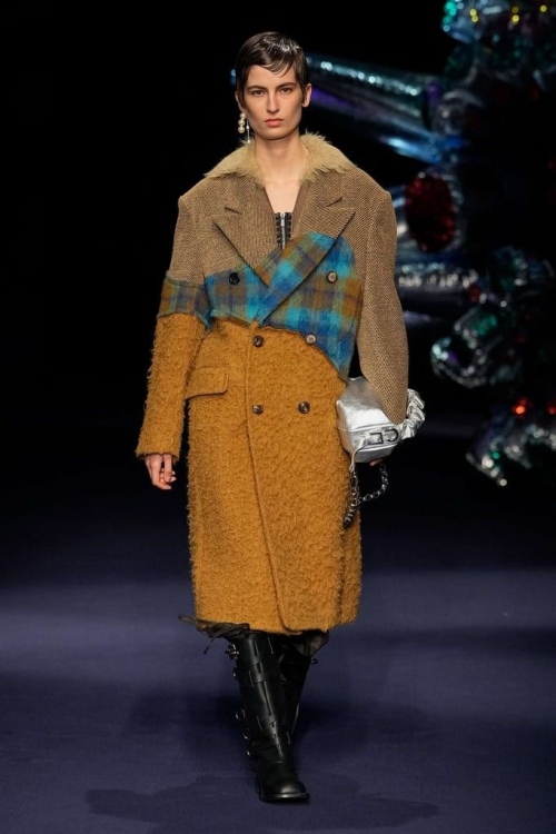 Цвет или материал? Два подхода к сложным сочетаниям в одежде фото