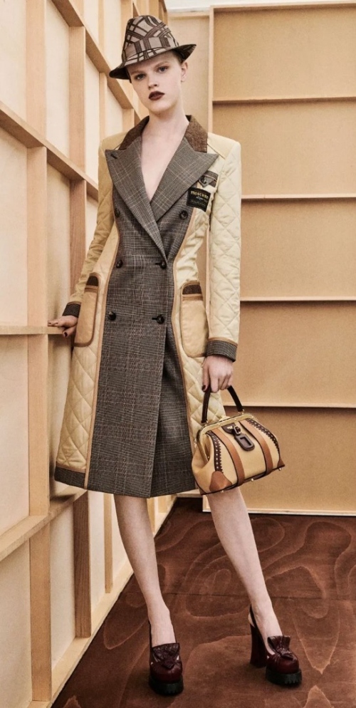 Цвет или материал? Два подхода к сложным сочетаниям в одежде фото