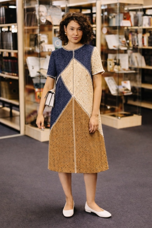 Цвет или материал? Два подхода к сложным сочетаниям в одежде фото