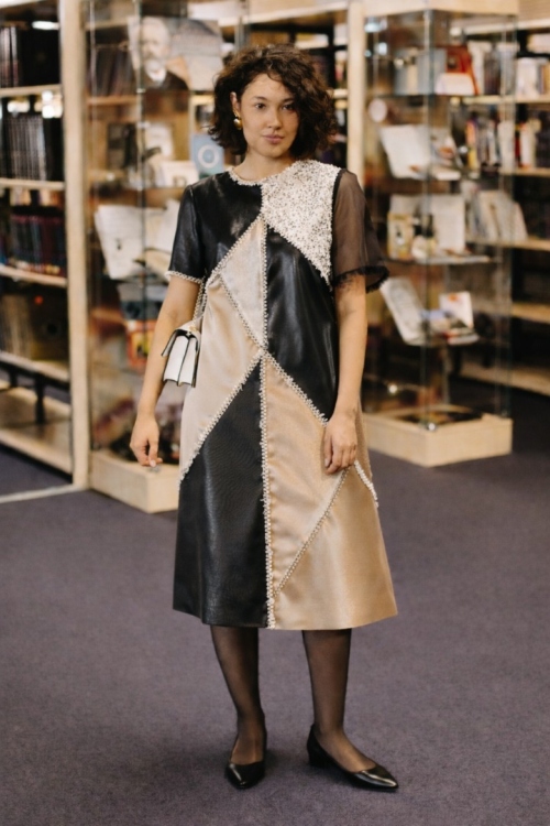 Цвет или материал? Два подхода к сложным сочетаниям в одежде фото
