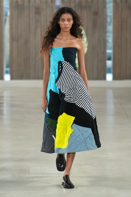 Цвет или материал? Два подхода к сложным сочетаниям в одежде фото