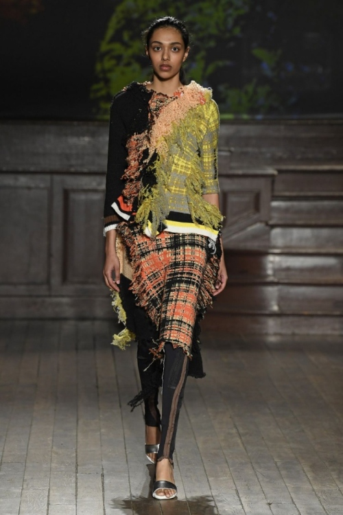 Цвет или материал? Два подхода к сложным сочетаниям в одежде фото