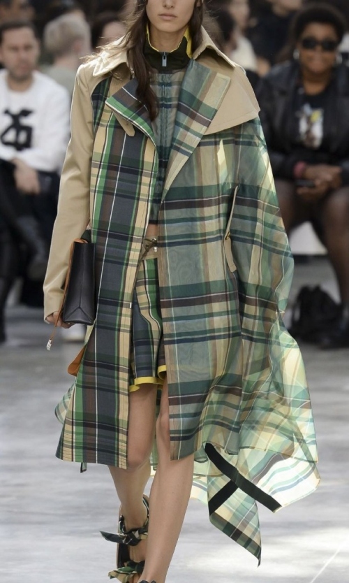 Цвет или материал? Два подхода к сложным сочетаниям в одежде фото