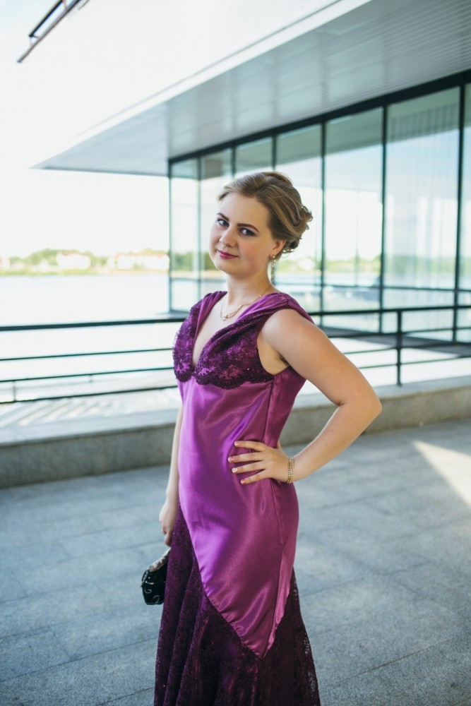 Пурпурное платье на выпускной фото