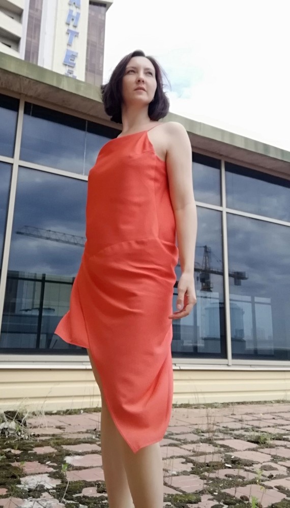 Асимметричное платье с бретелями-спагетти фото