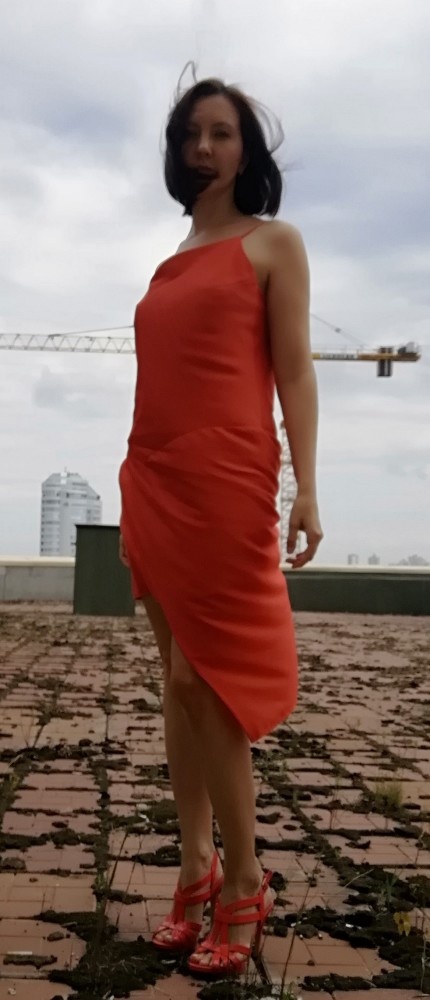 Асимметричное платье с бретелями-спагетти фото