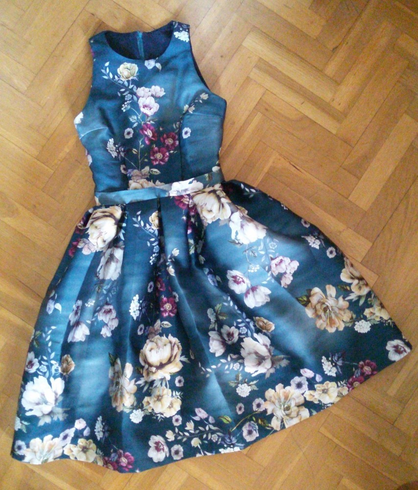 Элегантное платье с юбкой в складку фото