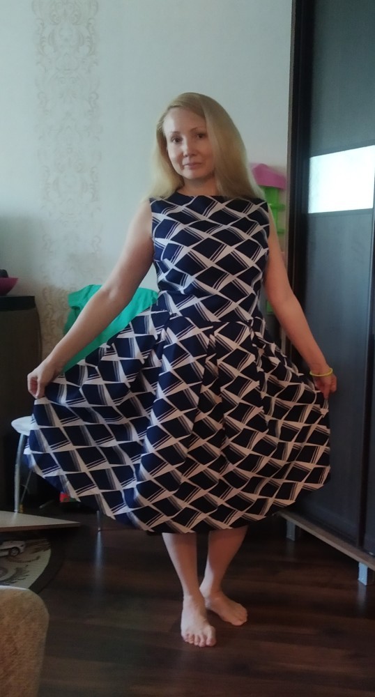 Платье с вырезом-лодочка фото