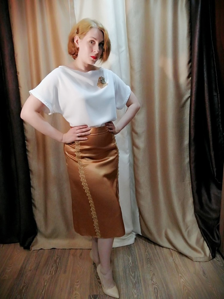 Базовый топ и юбка в бельевом стиле фото