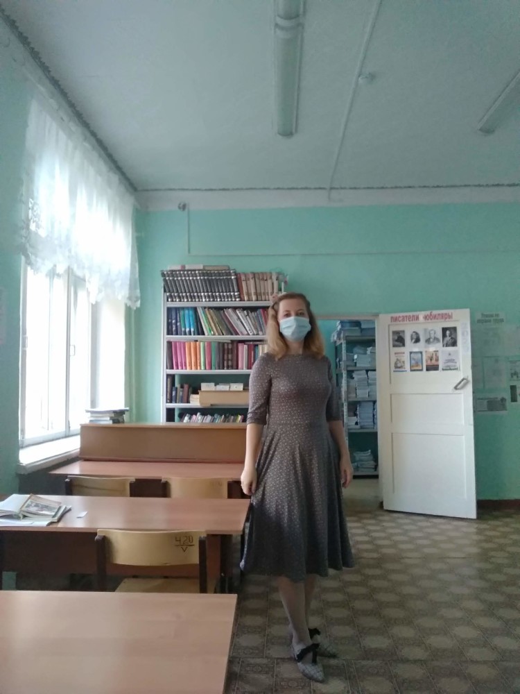 Женственное платье с вырезом лодочкой фото