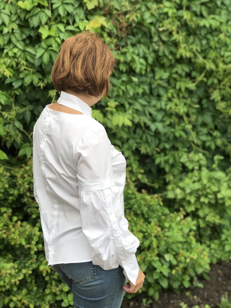 Белая блузка с имитацией чокера  фото