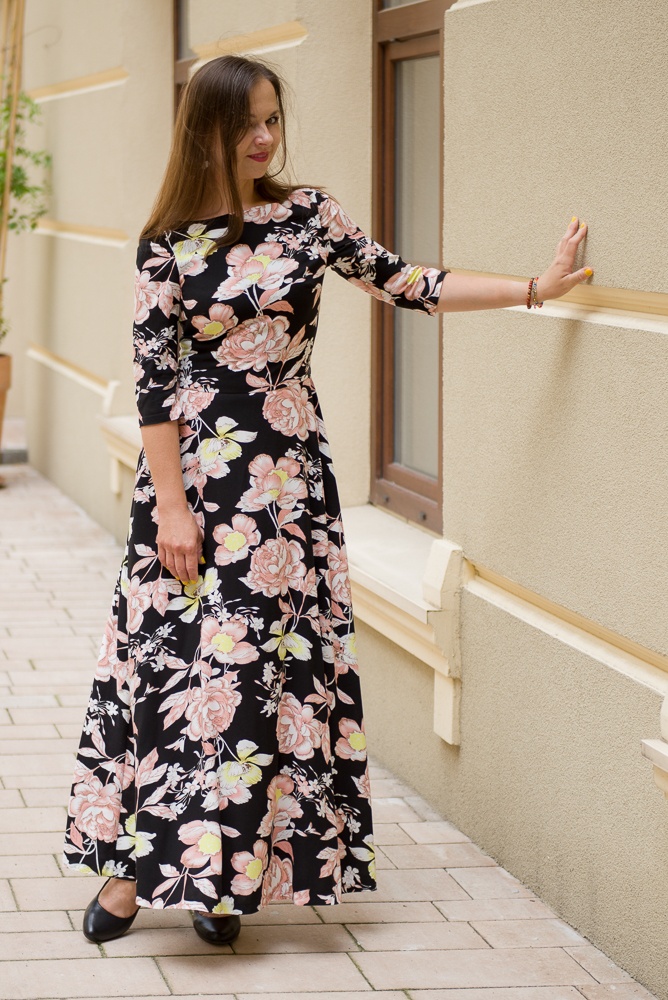 По выкройке женственного платья с вырезом "лодочка"  фото