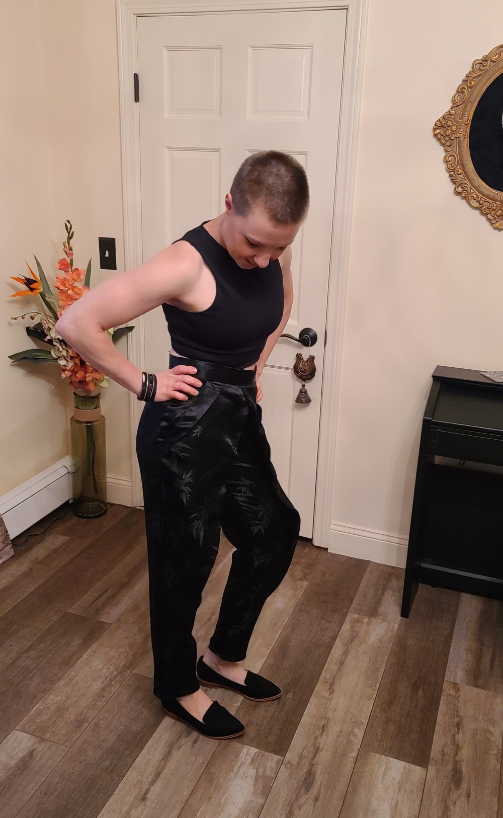 Брюки со встречными складками фото