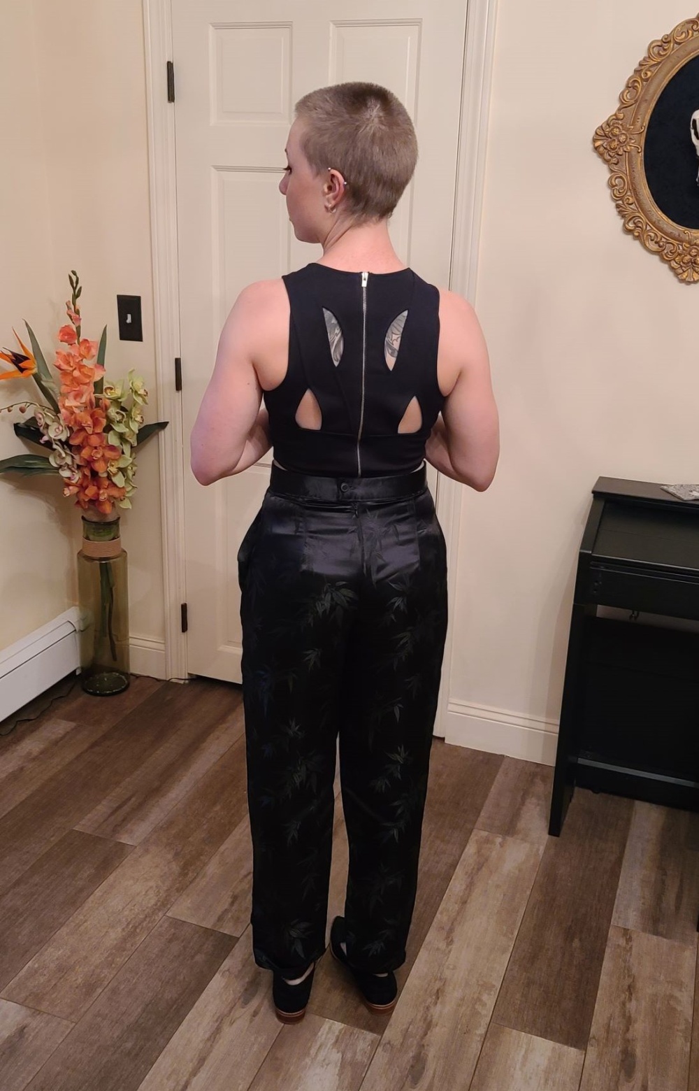 Брюки со встречными складками фото