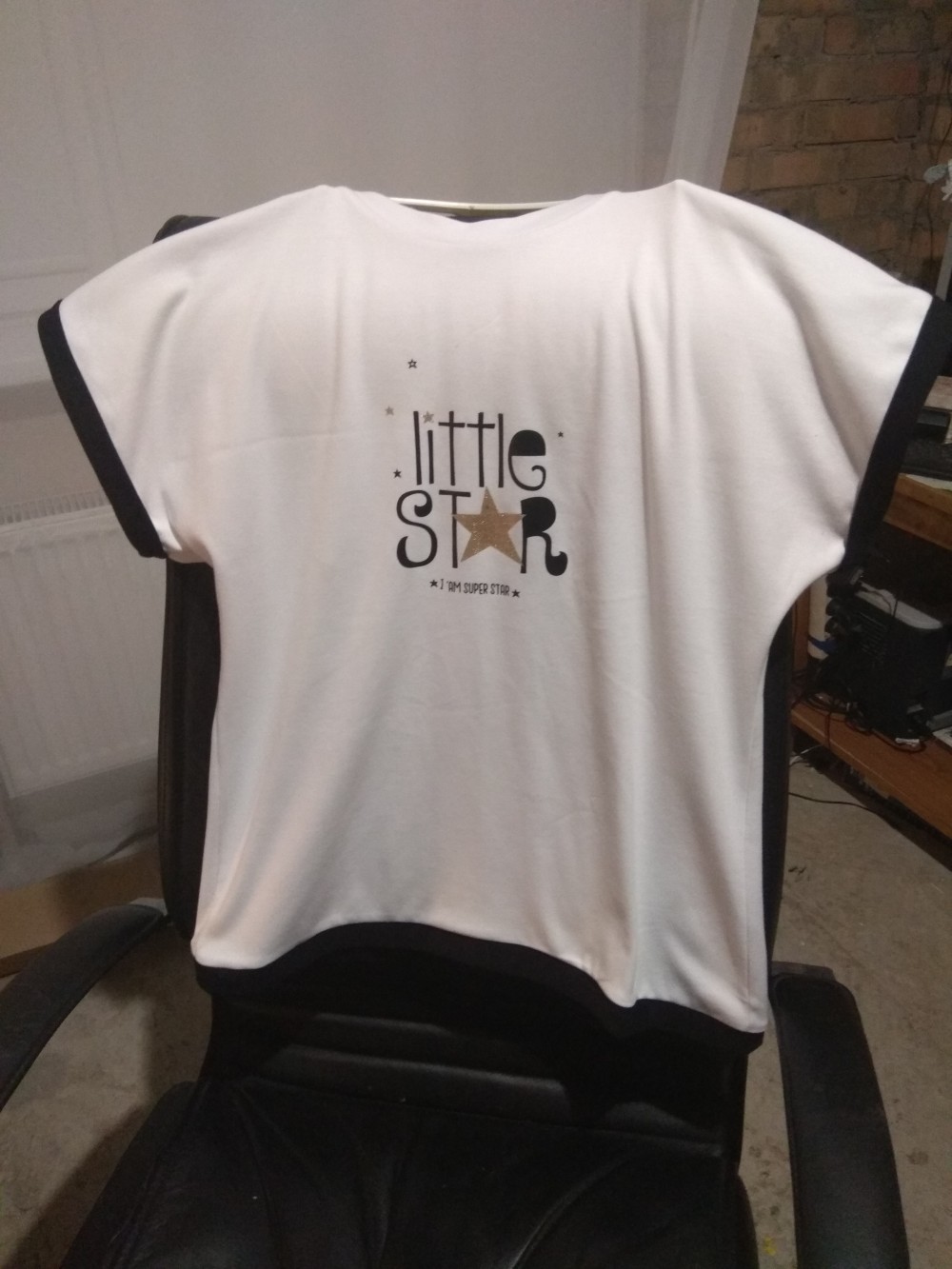 БАЗОВЫЙ ТОП СО СПУЩЕННЫМ ПЛЕЧОМ фото