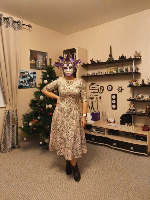 Платье с вырезом лодочка