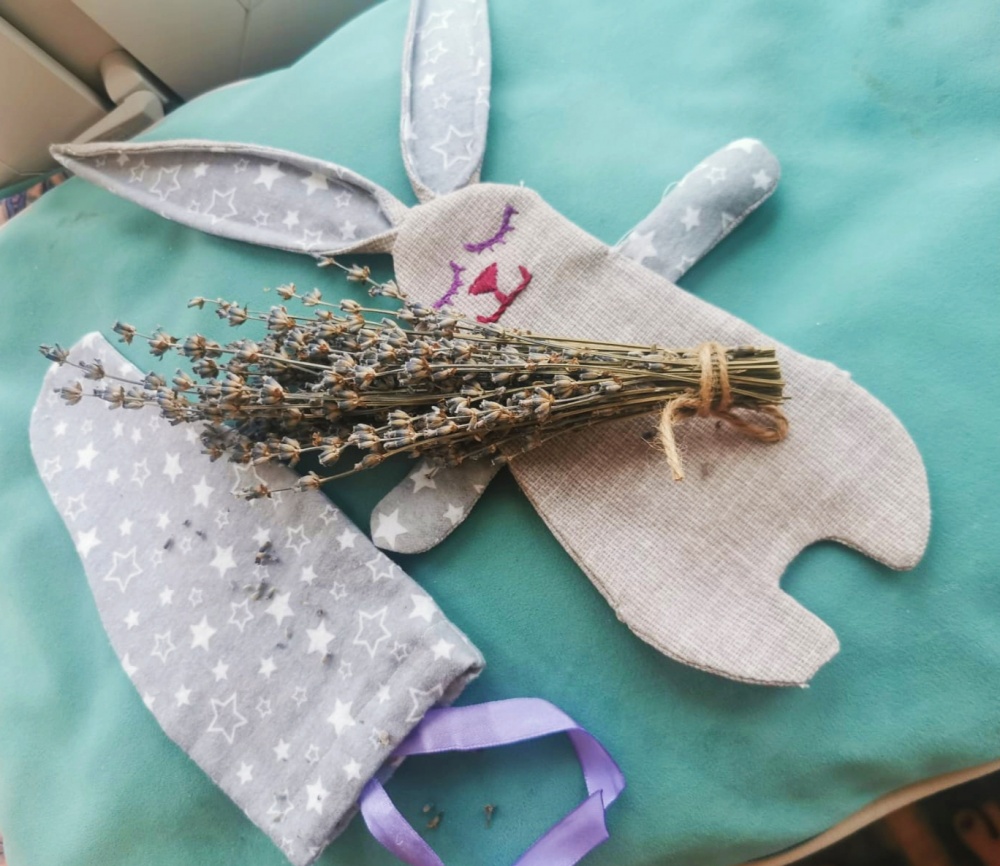 Зайчик с подарками фото