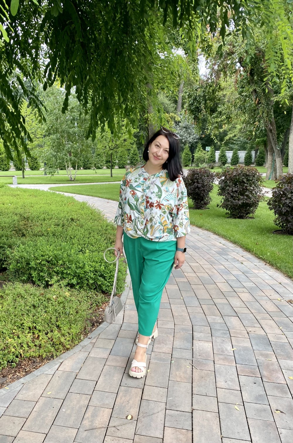 Блуза с узлом и попугаями фото