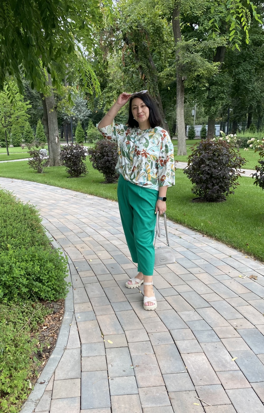 Блуза с узлом и попугаями фото
