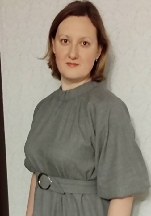 Платье с защипами у горловины