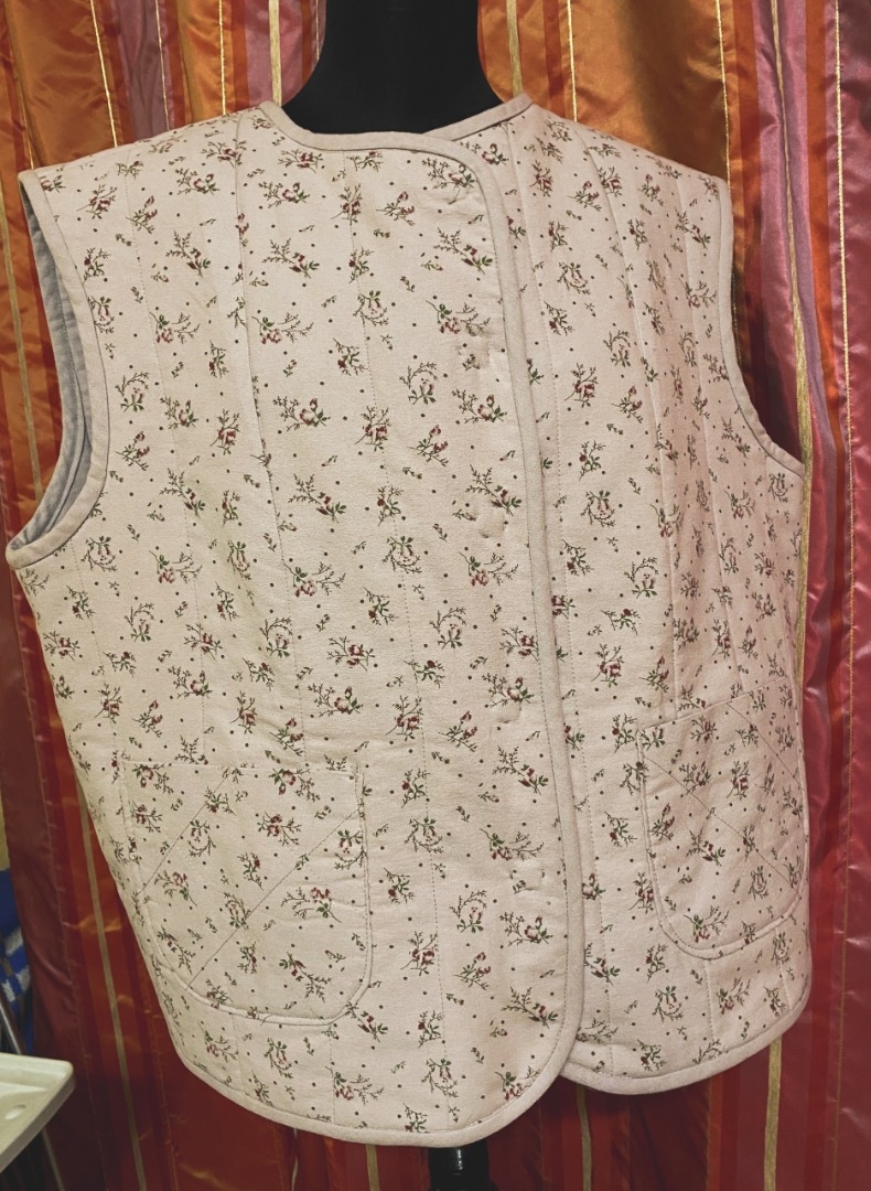 Жилетка с необычными деталями — для прекрасной женщины фото