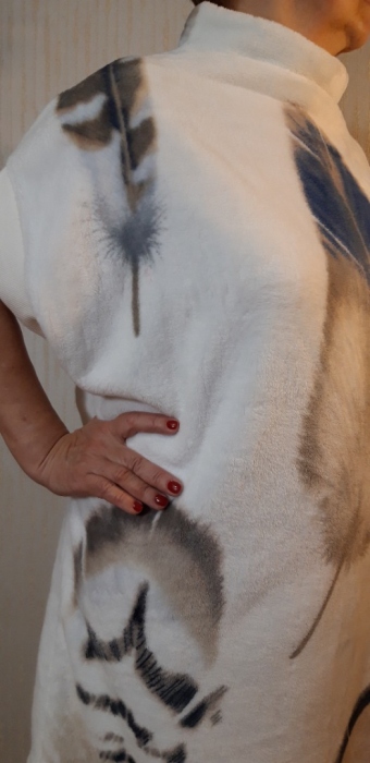 Объёмный жилет на основе топа соспущенным плечом