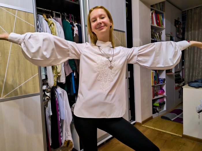 Блуза с имитацией чокера