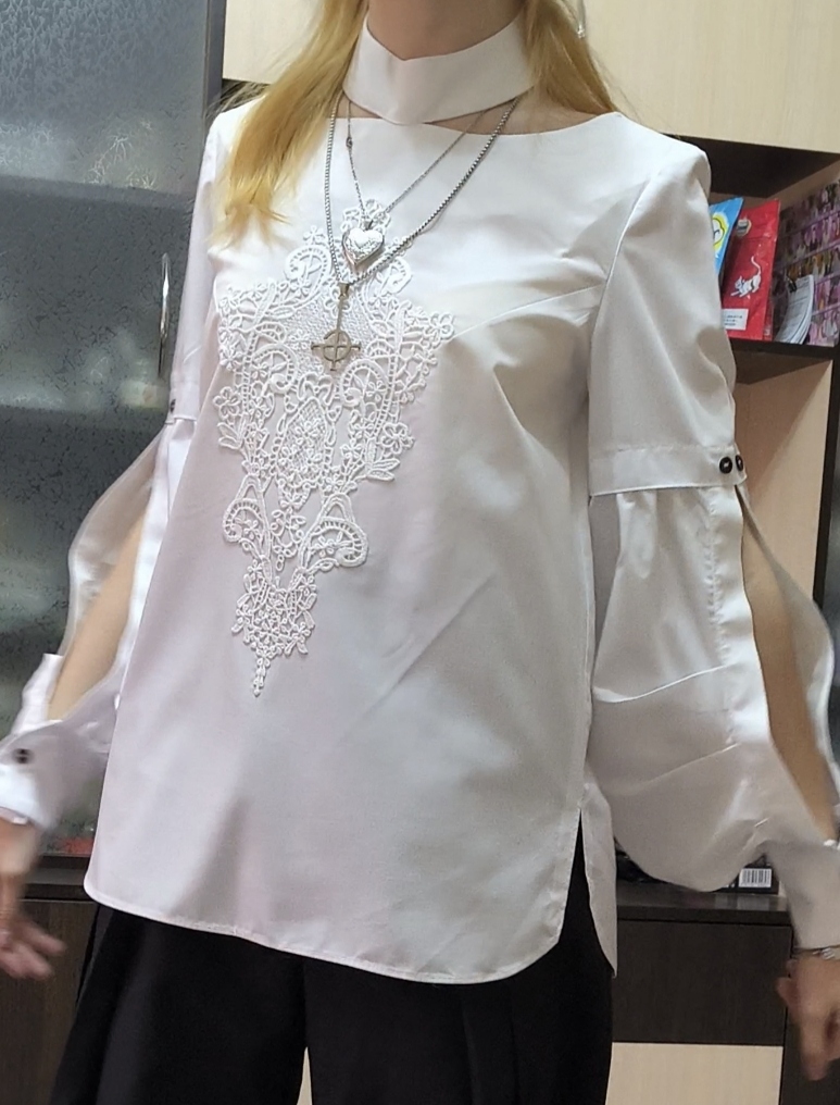 Блуза с имитацией чокера фото