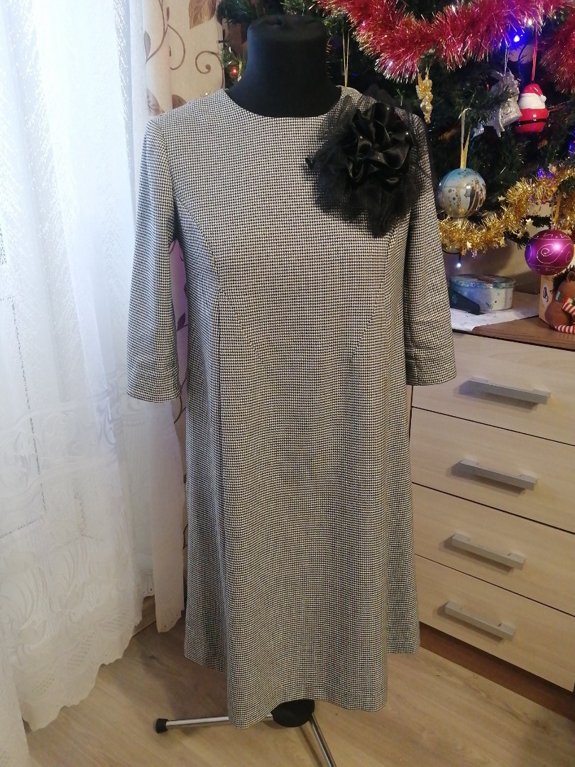 Платье с дизайнерскими вытачками без вышивки фото