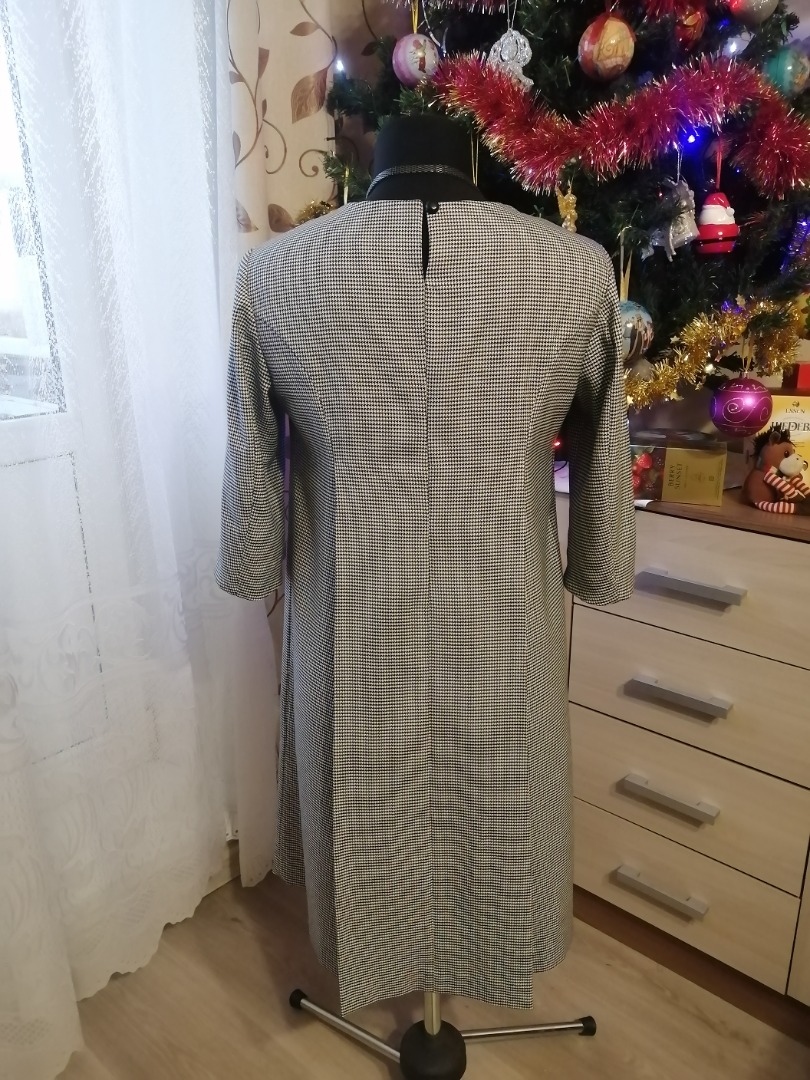 Платье с дизайнерскими вытачками без вышивки фото