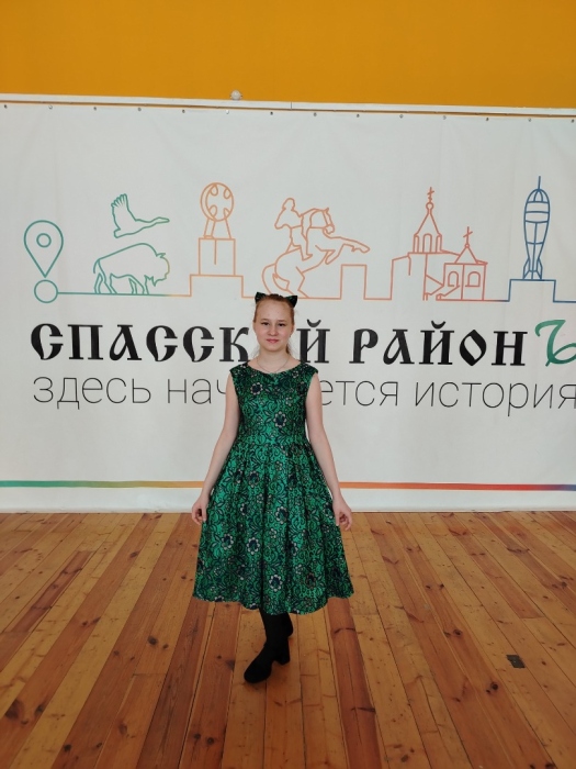 Платье с юбкой в складку