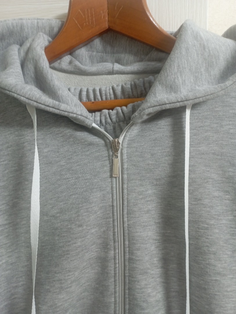 По мотивам худи с необычными деталями фото