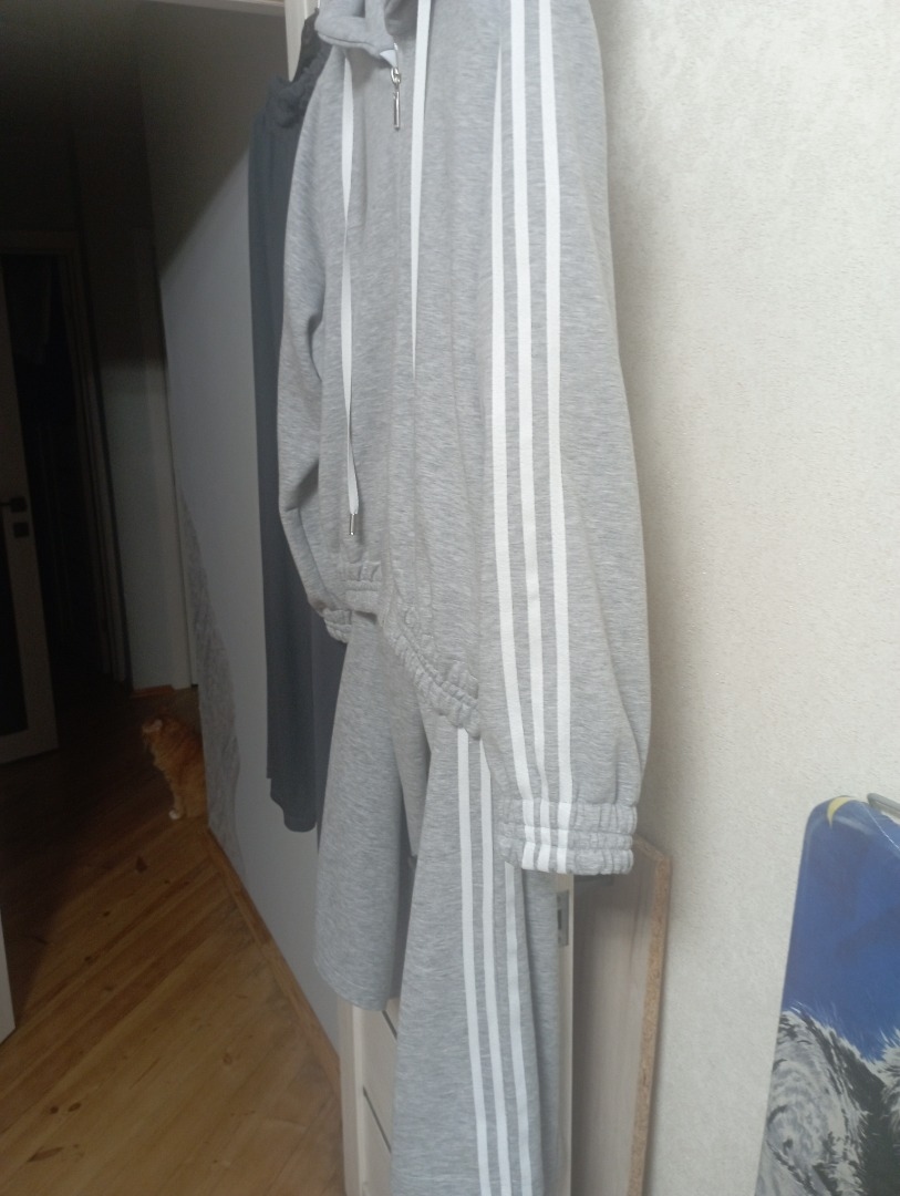 По мотивам худи с необычными деталями фото