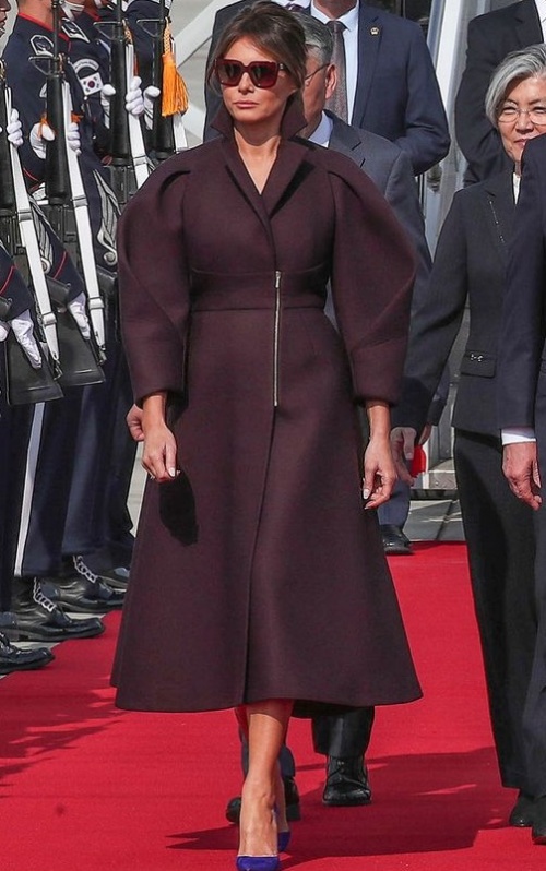 Выкройка женского расклешенного пальто с рукавом реглан и стойкой